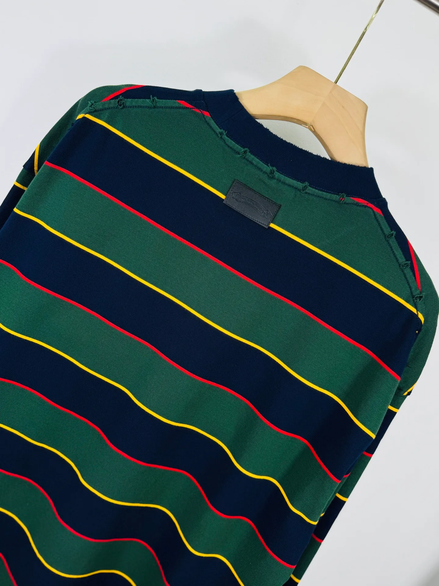 P260 top version, real shot without P, ​​different from market currency) 𝗖𝗵𝗿𝗼𝗺𝗲 𝗛𝗲𝗮𝗿𝘁𝘀/Cro Heart 2025 Autumn and Winter Horseshoe Cross Stripe Couple Casual Long Sleeve 👑The highest version! Customized fabric 320g fabric! Horseshoe cross sticker, a best-selling model in the counter, very comfortable to wear. Accessories: original molded and authenticated collar label➕100% silk wash label. Genuine purchase-grade original hangtag➕matching hanging rope➕3D hanging beads➕original packaging bag. Craftsmanship: The original version has consistent wiring! The highest version of the armhole matching technique! Color: Brown Green Size: S M L XL Style No.: 5193